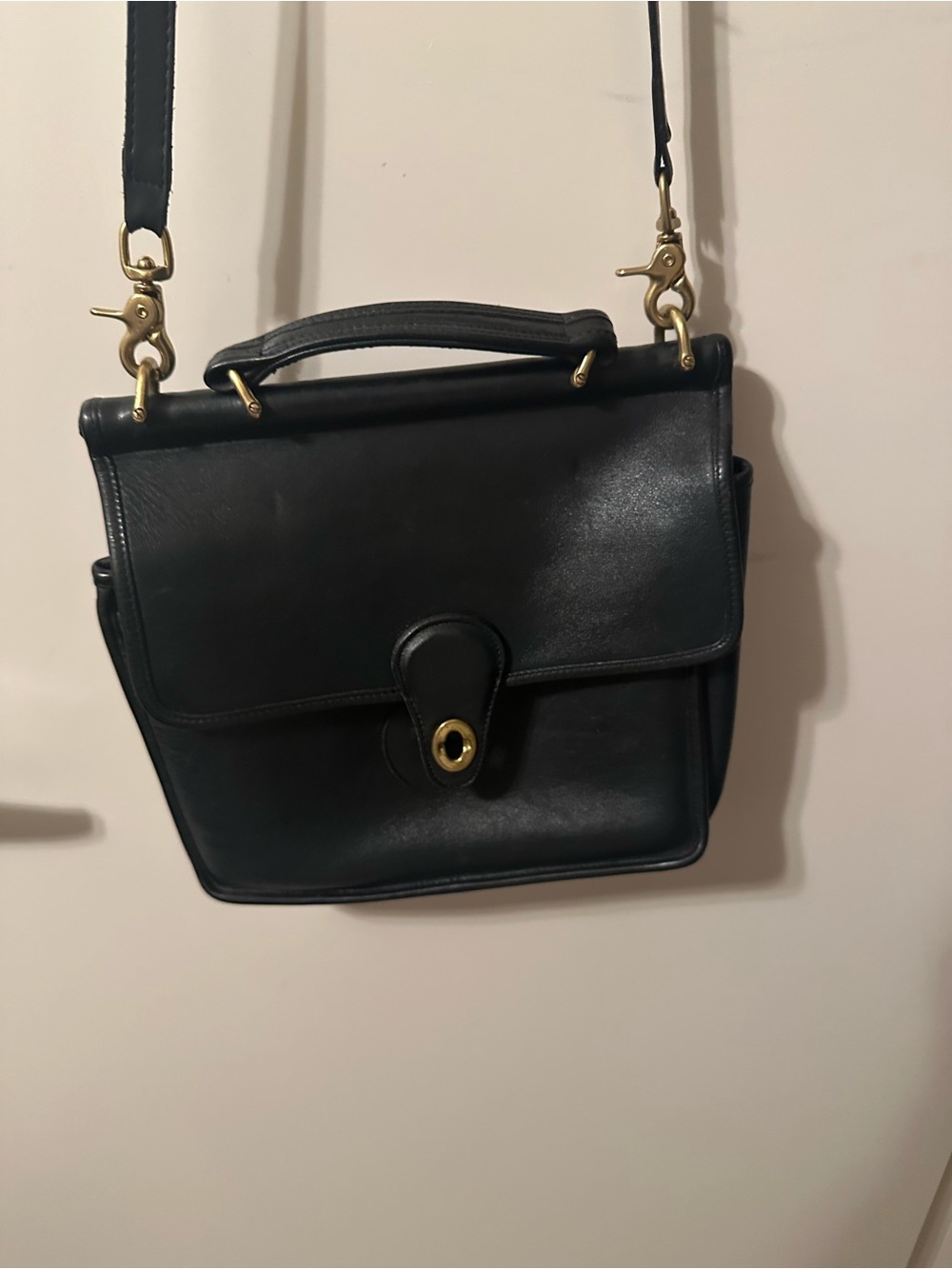 Vintage Coach Willis Midmight Blue Leather with brass accents shoulder bag! - Picture 3 of 10
